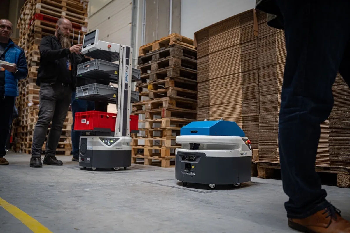 Ukázka autonomních robotů v distribučním centru Skladon
