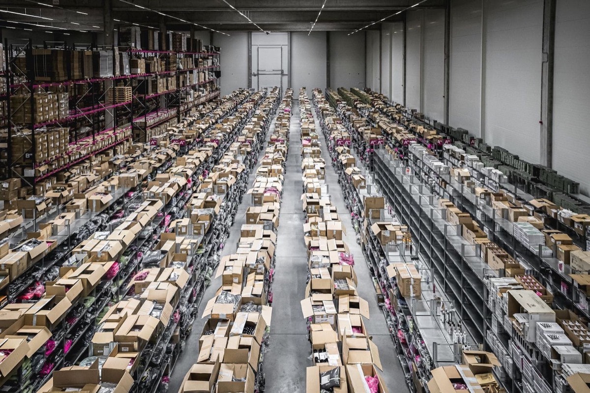 Skladon fulfillment: distribuční centrum