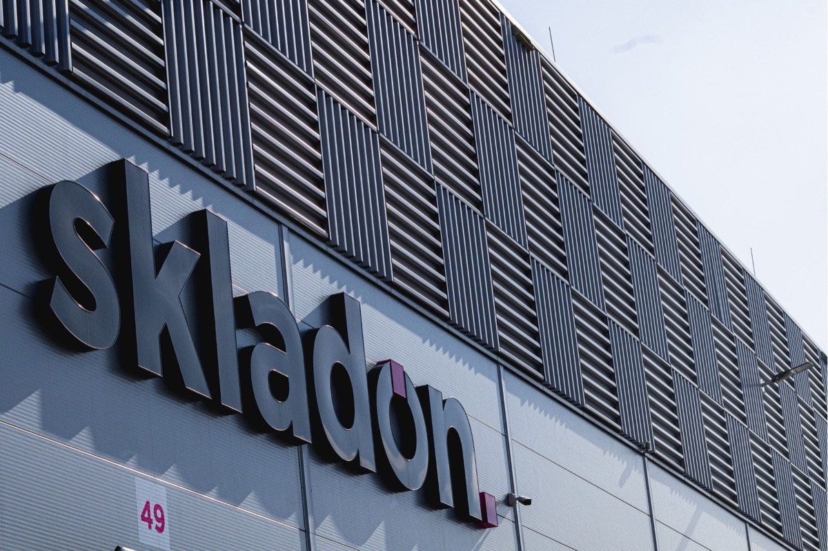 Skladon fulfillment: distribuční centrum