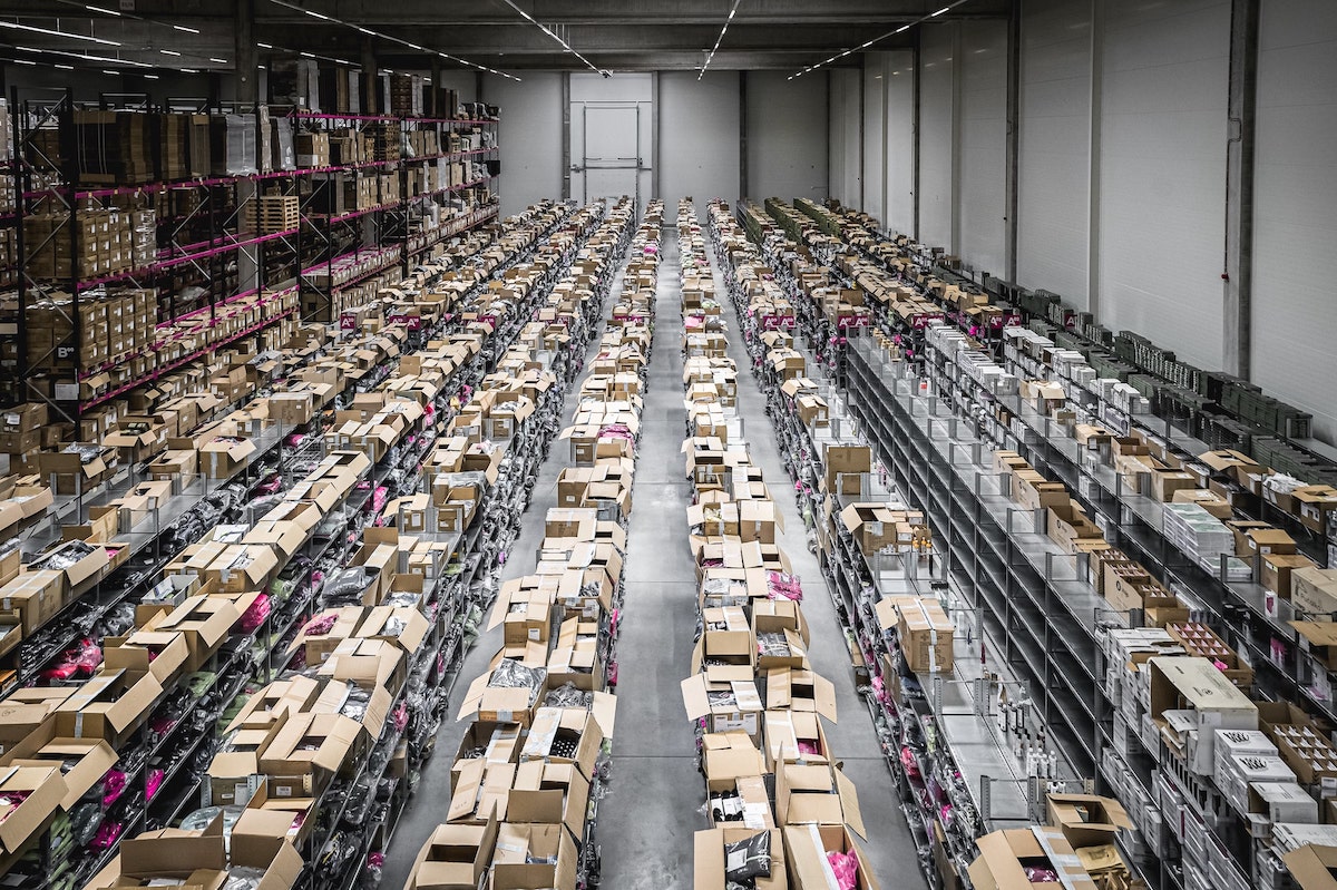 Skladon fulfillment: distribuční centrum