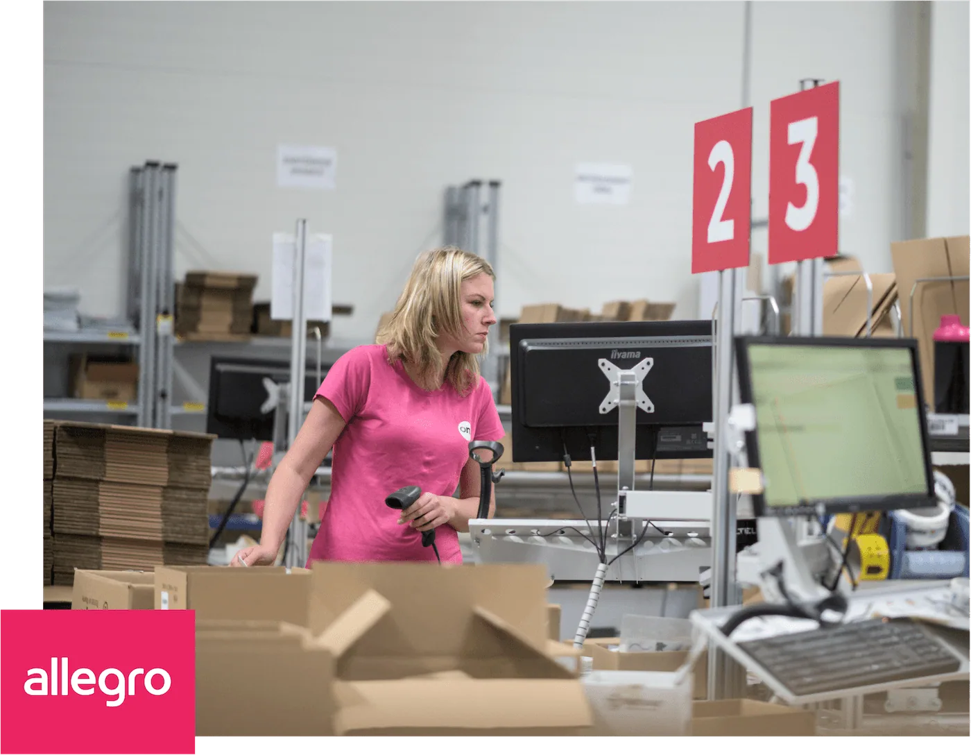 Skladon fulfillment: balení zboží na stanovišti balení